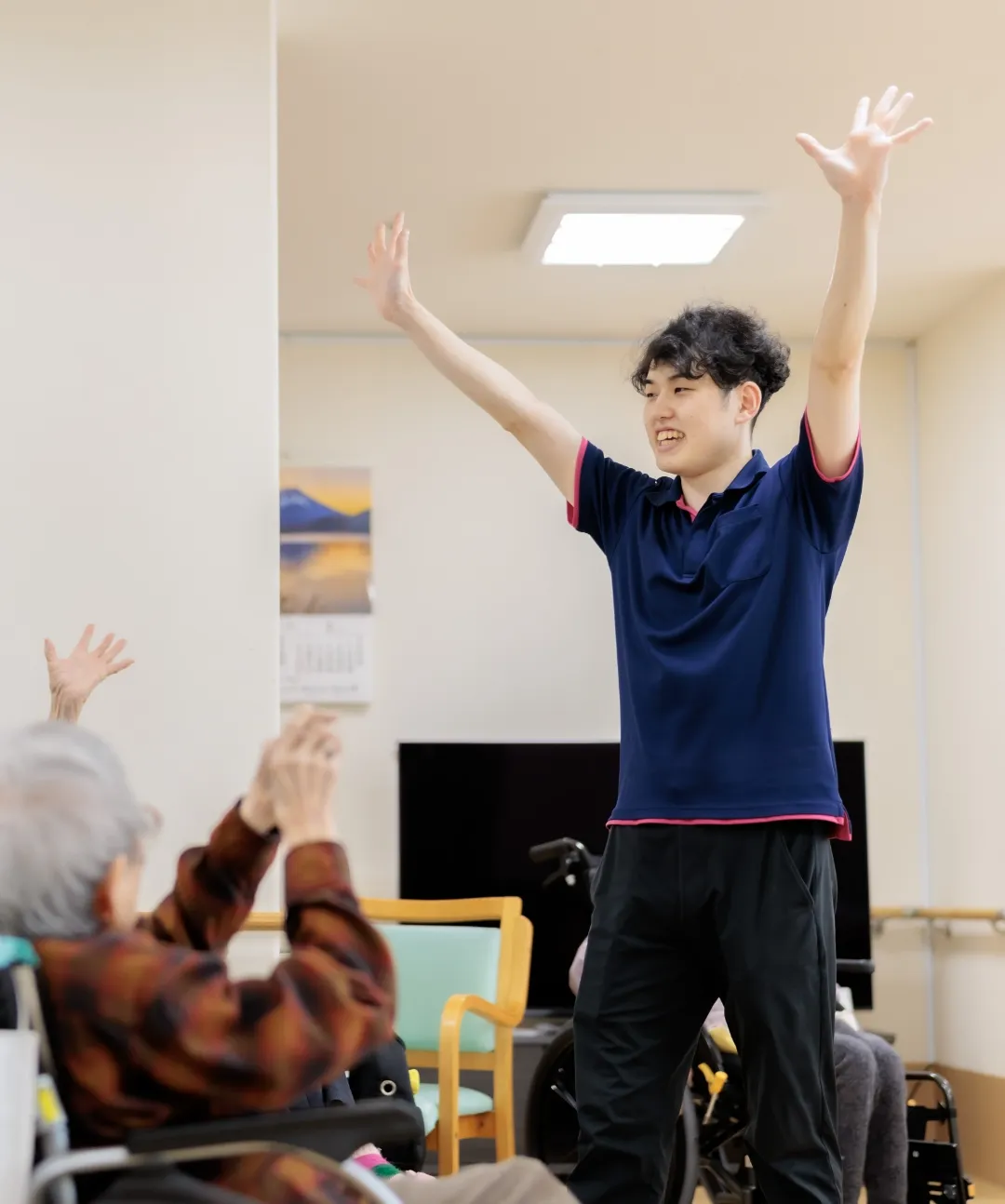 業務中の介護士